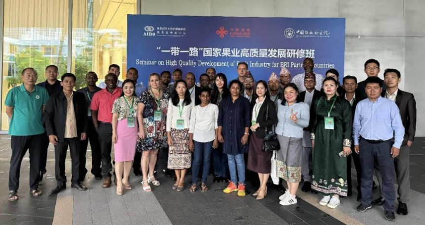 黄洁研究员为国际培训班讲授木薯增产提质增效栽培技术