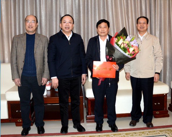 广西党委常委、统战部部长赵德明看望慰问李军专家